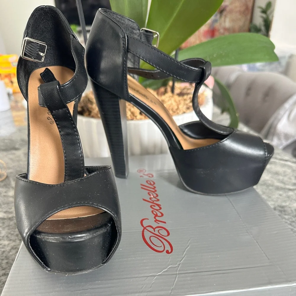 Black Heels - Picture 1 of 4